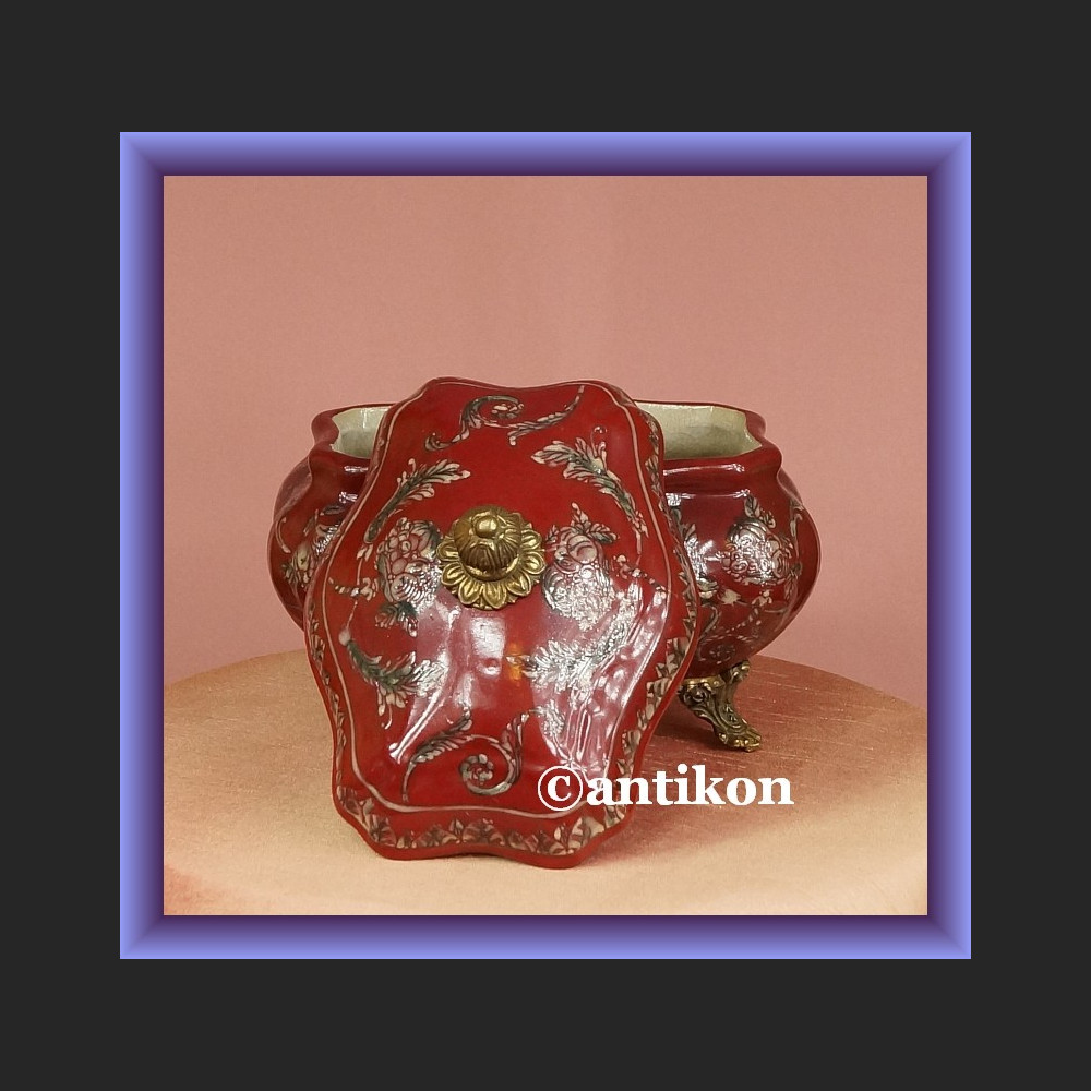 Duża soczyście czerwona bomboniera urocza porcelana z kwiatami Duża soczyście czerwona bomboniera urocza porcelana z kwiatami