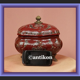 Duża soczyście czerwona bomboniera urocza porcelana z kwiatami Duża soczyście czerwona bomboniera urocza porcelana z kwiatami