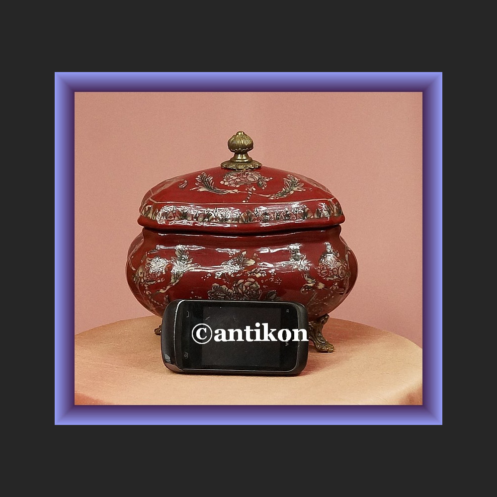 Duża soczyście czerwona bomboniera urocza porcelana z kwiatami Duża soczyście czerwona bomboniera urocza porcelana z kwiatami