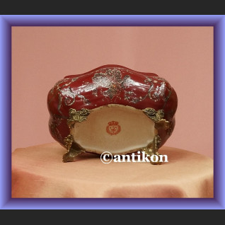 Duża soczyście czerwona bomboniera urocza porcelana z kwiatami Duża soczyście czerwona bomboniera urocza porcelana z kwiatami