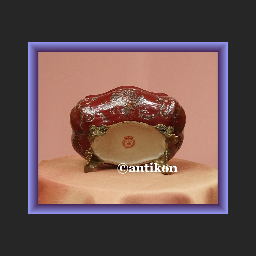 Duża soczyście czerwona bomboniera urocza porcelana z kwiatami Duża soczyście czerwona bomboniera urocza porcelana z kwiatami