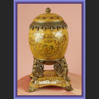 Jajo carskie porcelana z brązem z amorkami 