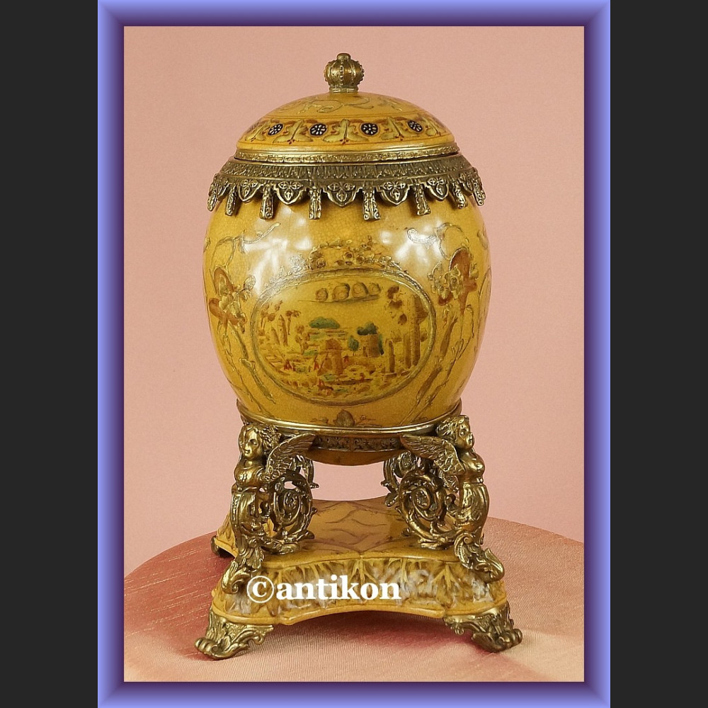 Jajo carskie porcelana z brązem z amorkami 