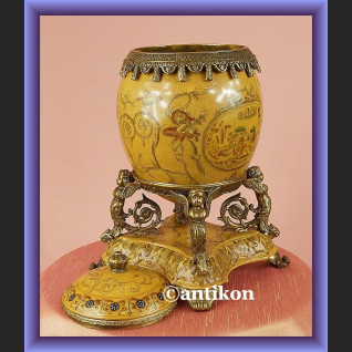 Jajo carskie porcelana z brązem z amorkami 