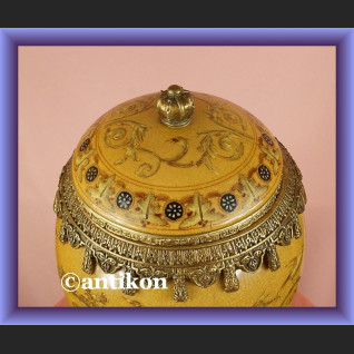 Jajo carskie porcelana z brązem z amorkami 