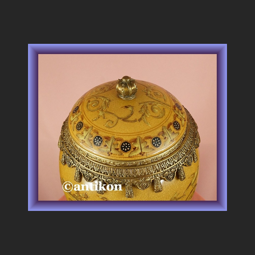 Jajo carskie porcelana z brązem z amorkami 