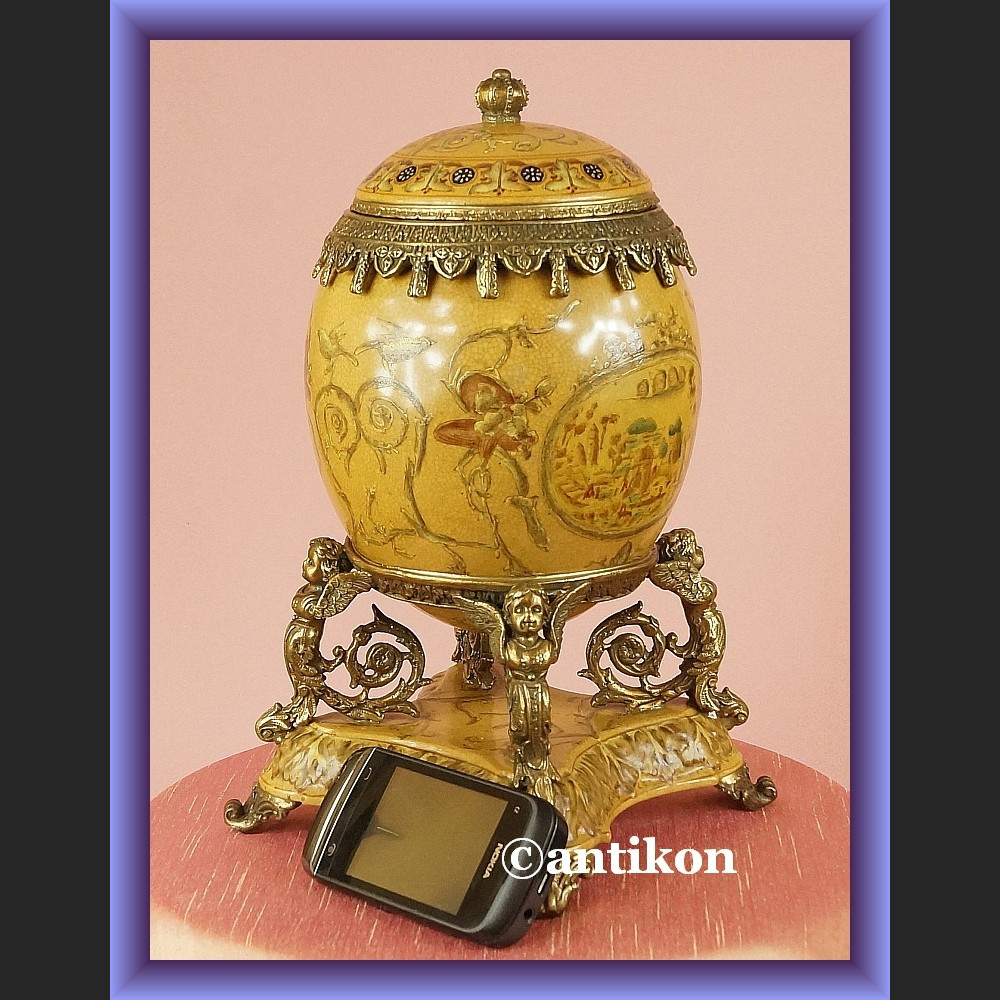 Jajo carskie porcelana z brązem z amorkami 