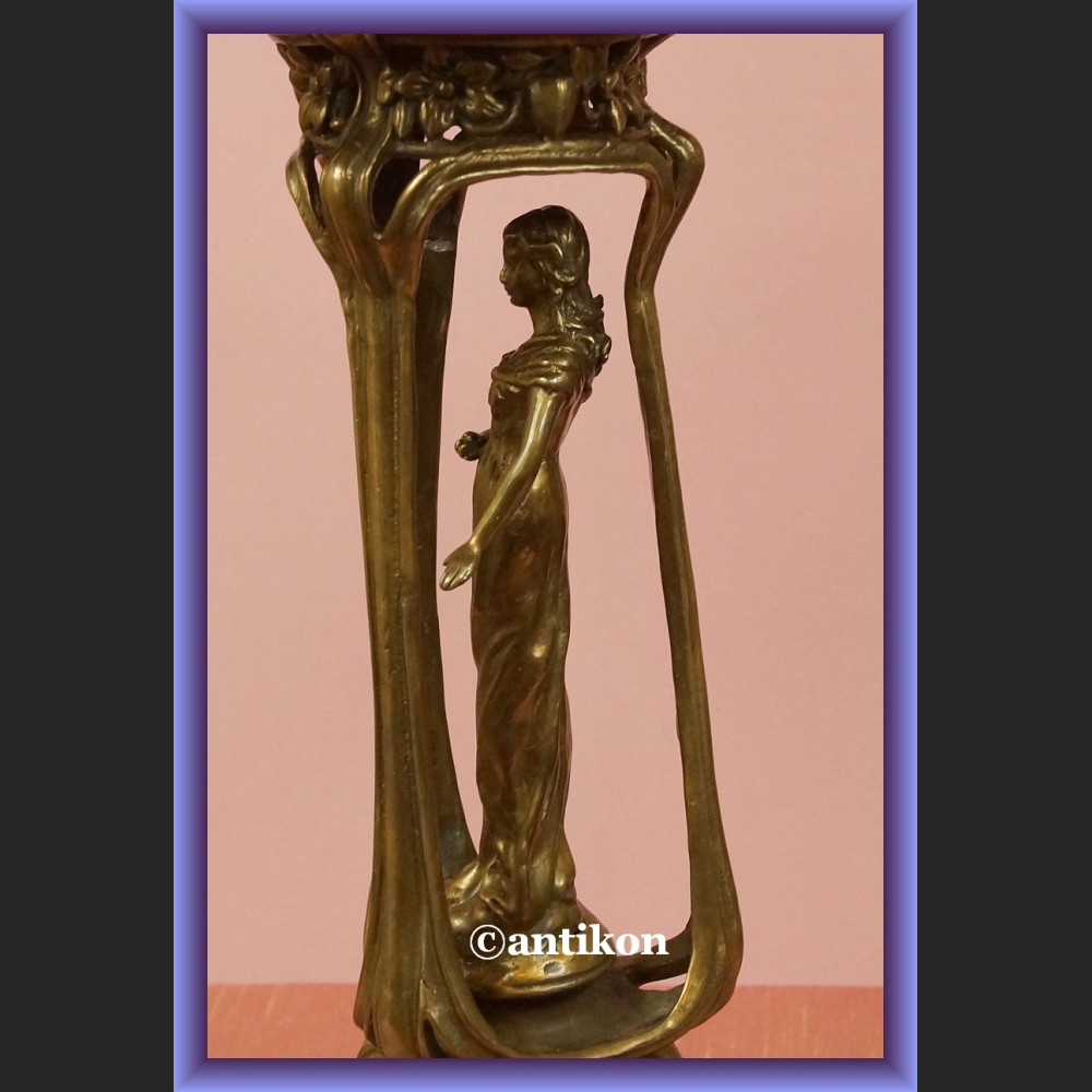 Wysoka secesyjna patera z kobietą piękna procelana