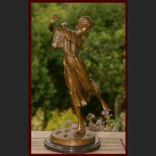 Figurka z brązu sygnowana Urocza tancerka