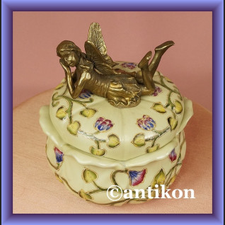 Szkatułka elf na wieczku porcelanowe puzderko