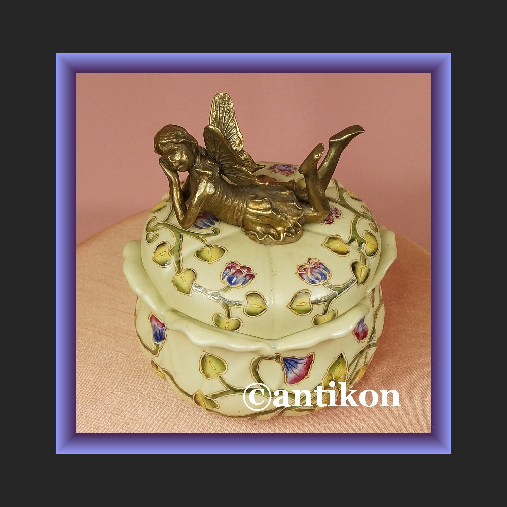 Szkatułka elf na wieczku porcelanowe puzderko