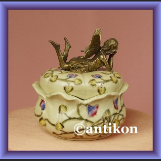 Szkatułka elf na wieczku porcelanowe puzderko