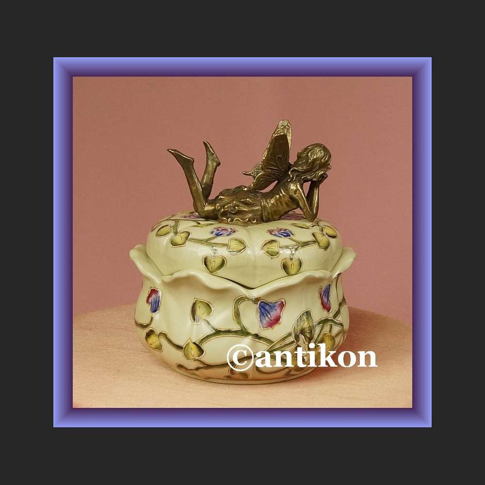 Szkatułka elf na wieczku porcelanowe puzderko