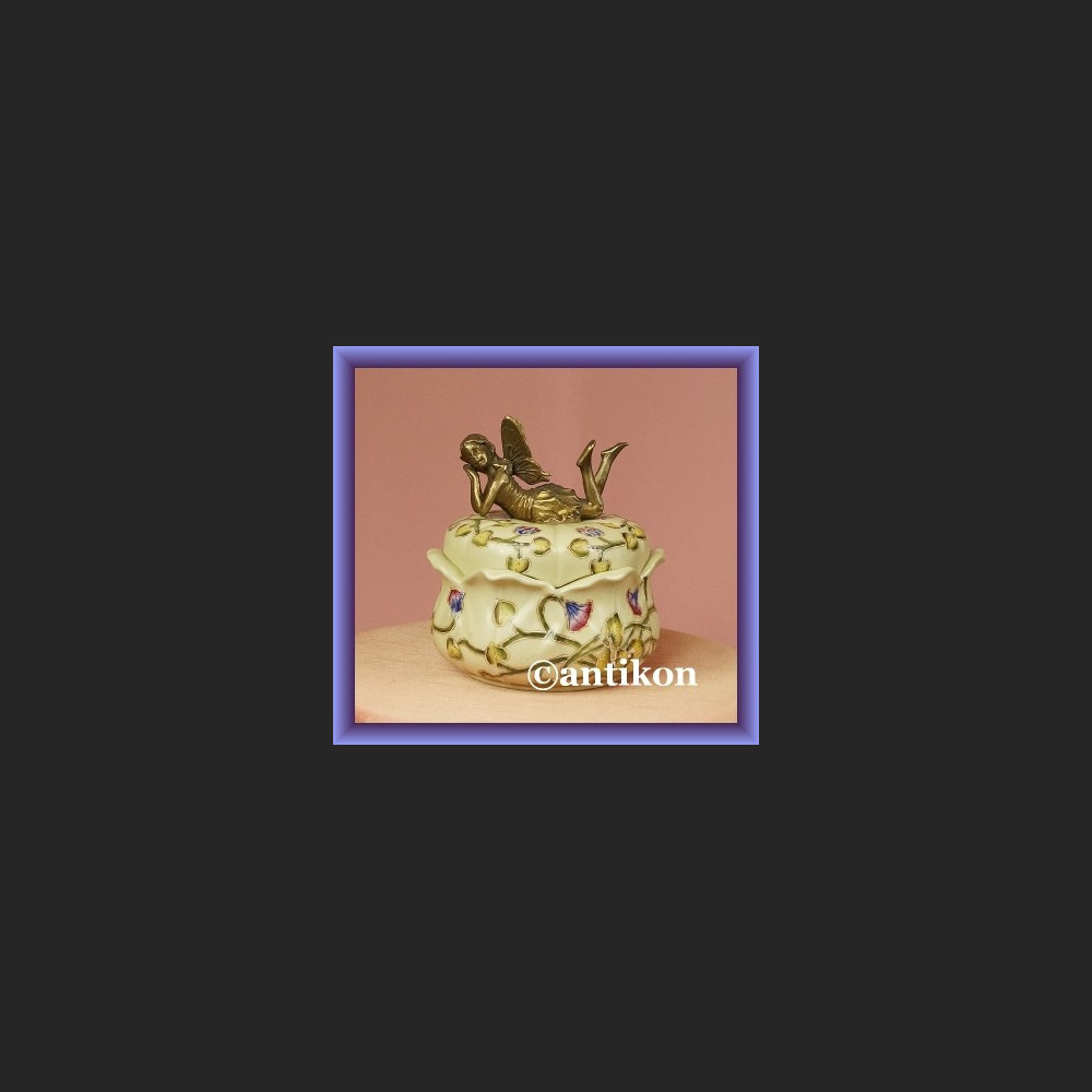 Szkatułka elf na wieczku porcelanowe puzderko