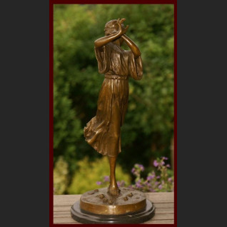 Figurka z brązu sygnowana Urocza tancerka