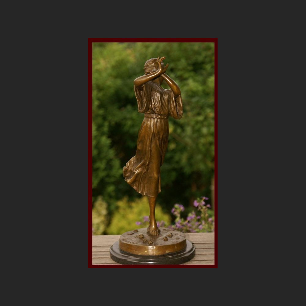 Figurka z brązu sygnowana Urocza tancerka