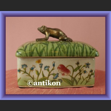 Wiosenne porcelanowe puzdro urocza duża szkatułka z żabą