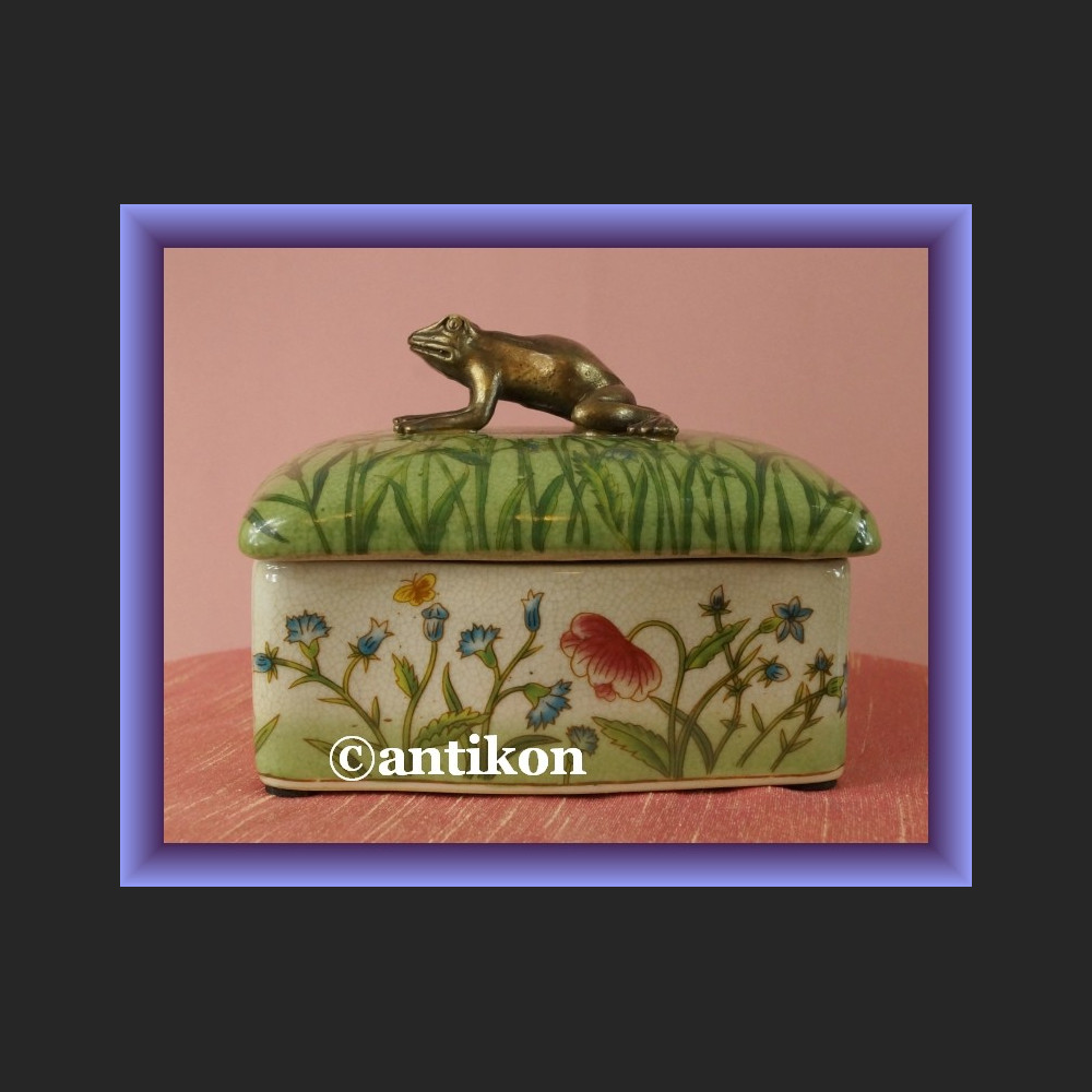 Wiosenne porcelanowe puzdro urocza duża szkatułka z żabą