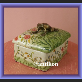 Wiosenne porcelanowe puzdro urocza duża szkatułka z żabą