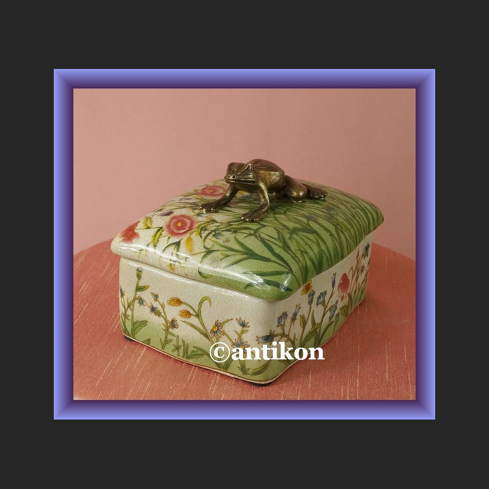 Wiosenne porcelanowe puzdro urocza duża szkatułka z żabą