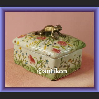 Wiosenne porcelanowe puzdro urocza duża szkatułka z żabą
