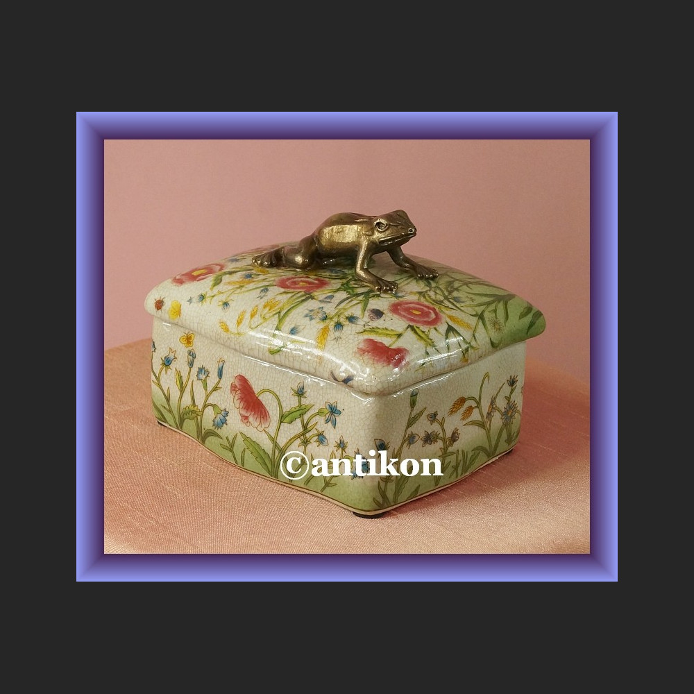 Wiosenne porcelanowe puzdro urocza duża szkatułka z żabą