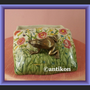 Wiosenne porcelanowe puzdro urocza duża szkatułka z żabą