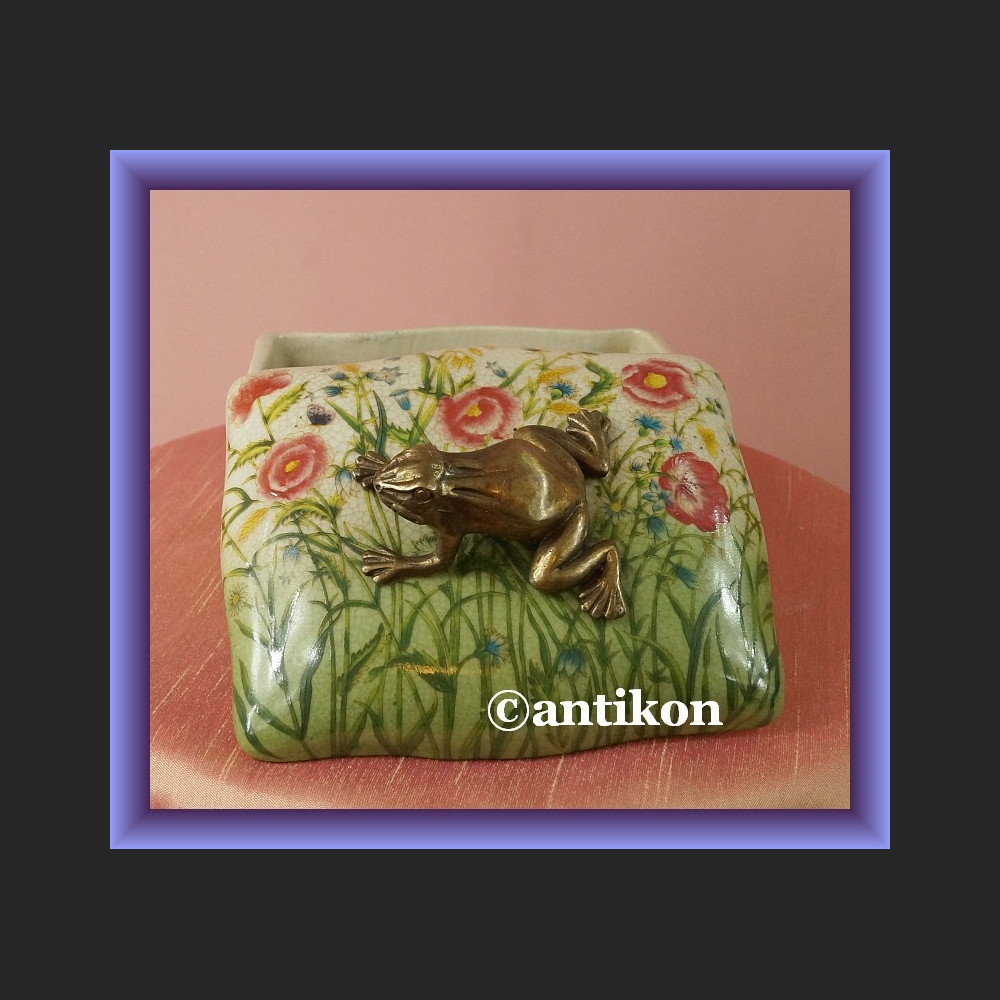 Wiosenne porcelanowe puzdro urocza duża szkatułka z żabą