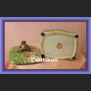 Wiosenne porcelanowe puzdro urocza duża szkatułka z żabą