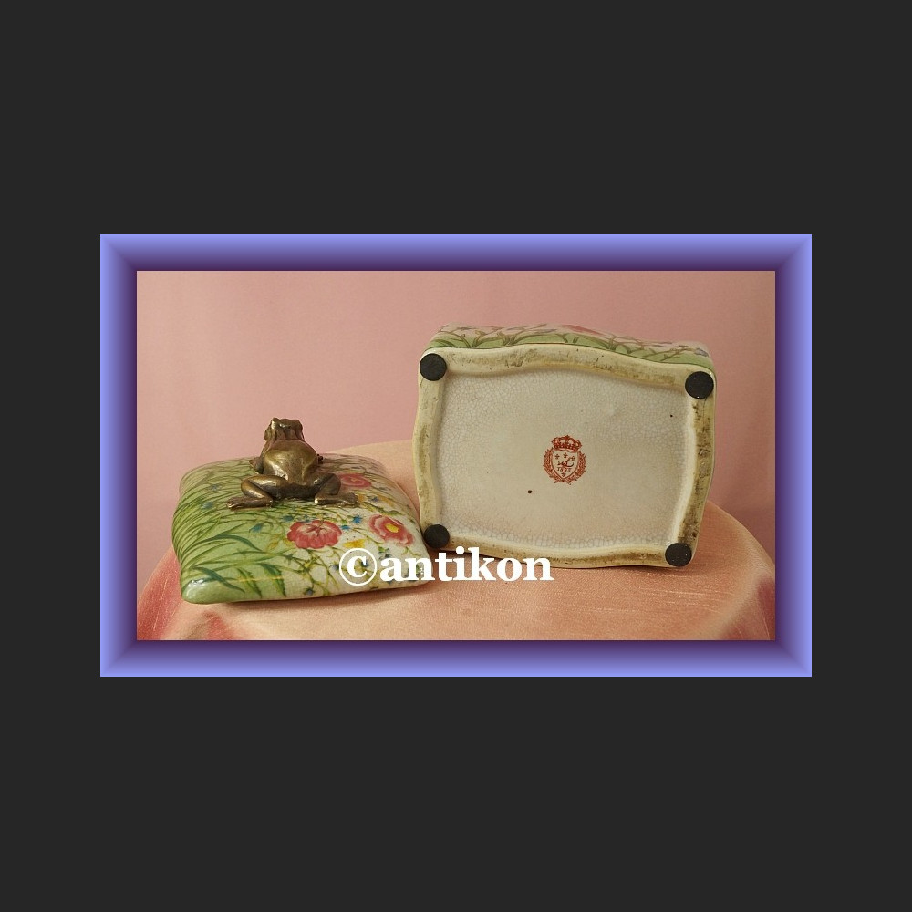 Wiosenne porcelanowe puzdro urocza duża szkatułka z żabą