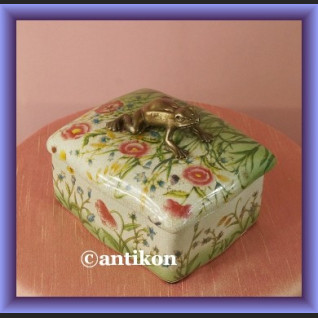 Wiosenne porcelanowe puzdro urocza duża szkatułka z żabą