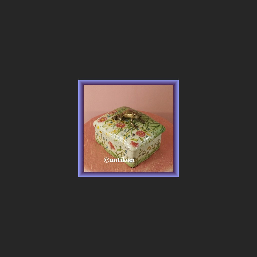 Wiosenne porcelanowe puzdro urocza duża szkatułka z żabą
