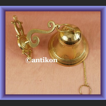 Świetny mosiężny dzwon z łańcuszkiem na wysiegniku
