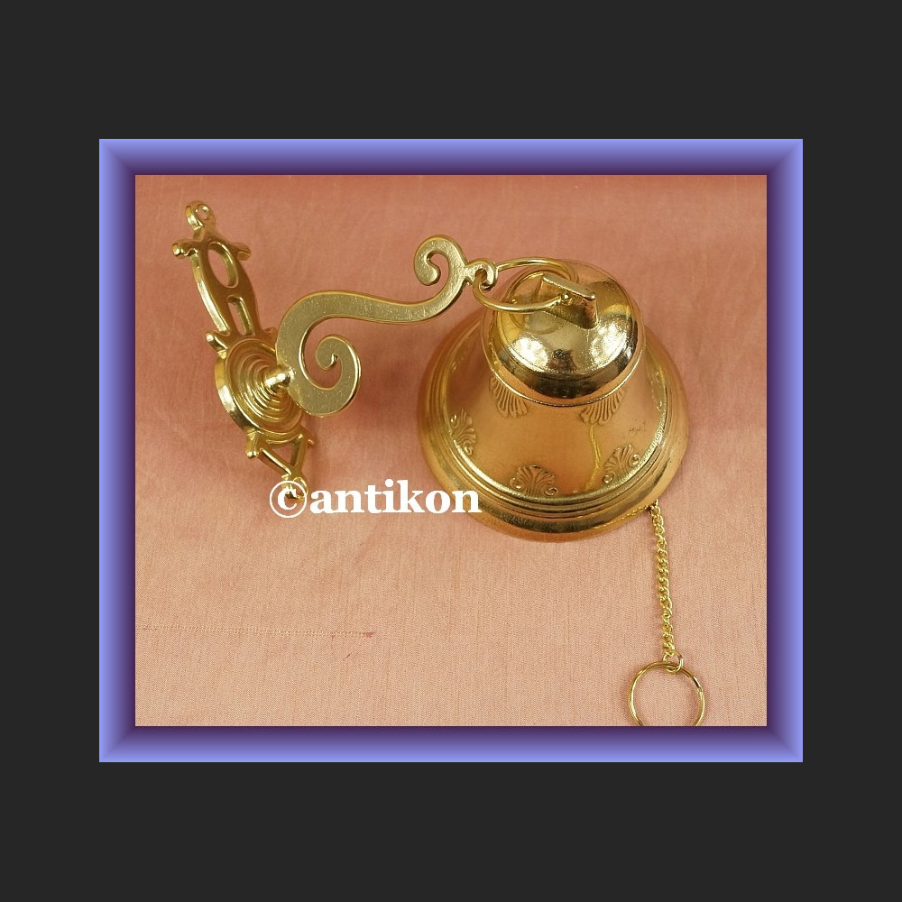 Świetny mosiężny dzwon z łańcuszkiem na wysiegniku