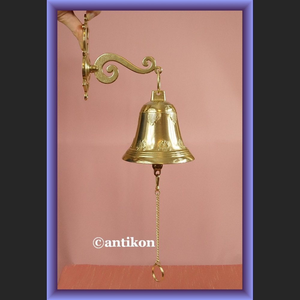 Świetny mosiężny dzwon z łańcuszkiem na wysiegniku