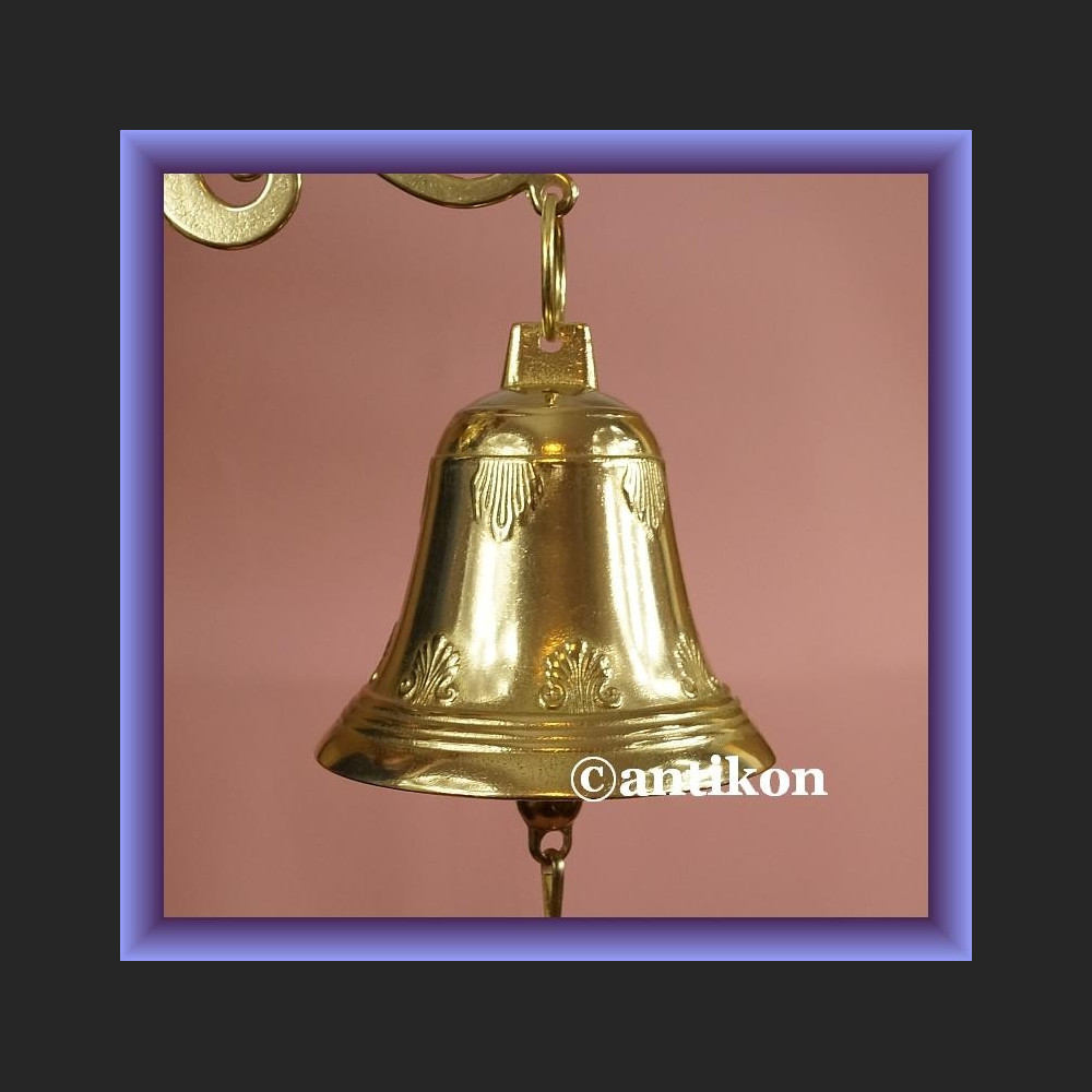 Świetny mosiężny dzwon z łańcuszkiem na wysiegniku