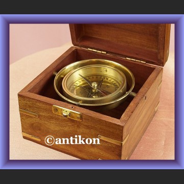 Kompas w drewnianym pudełku busola dla żeglarza