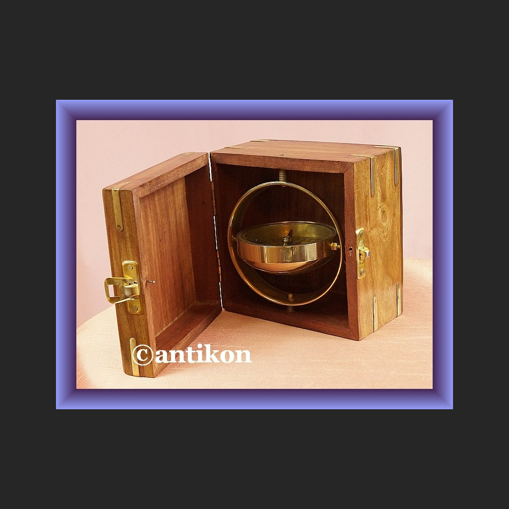 Kompas w drewnianym pudełku busola dla żeglarza