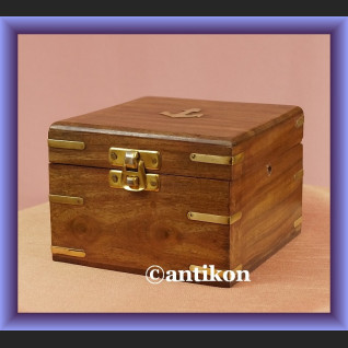 Kompas w drewnianym pudełku busola dla żeglarza