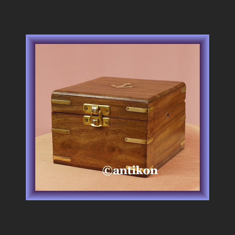 Kompas w drewnianym pudełku busola dla żeglarza