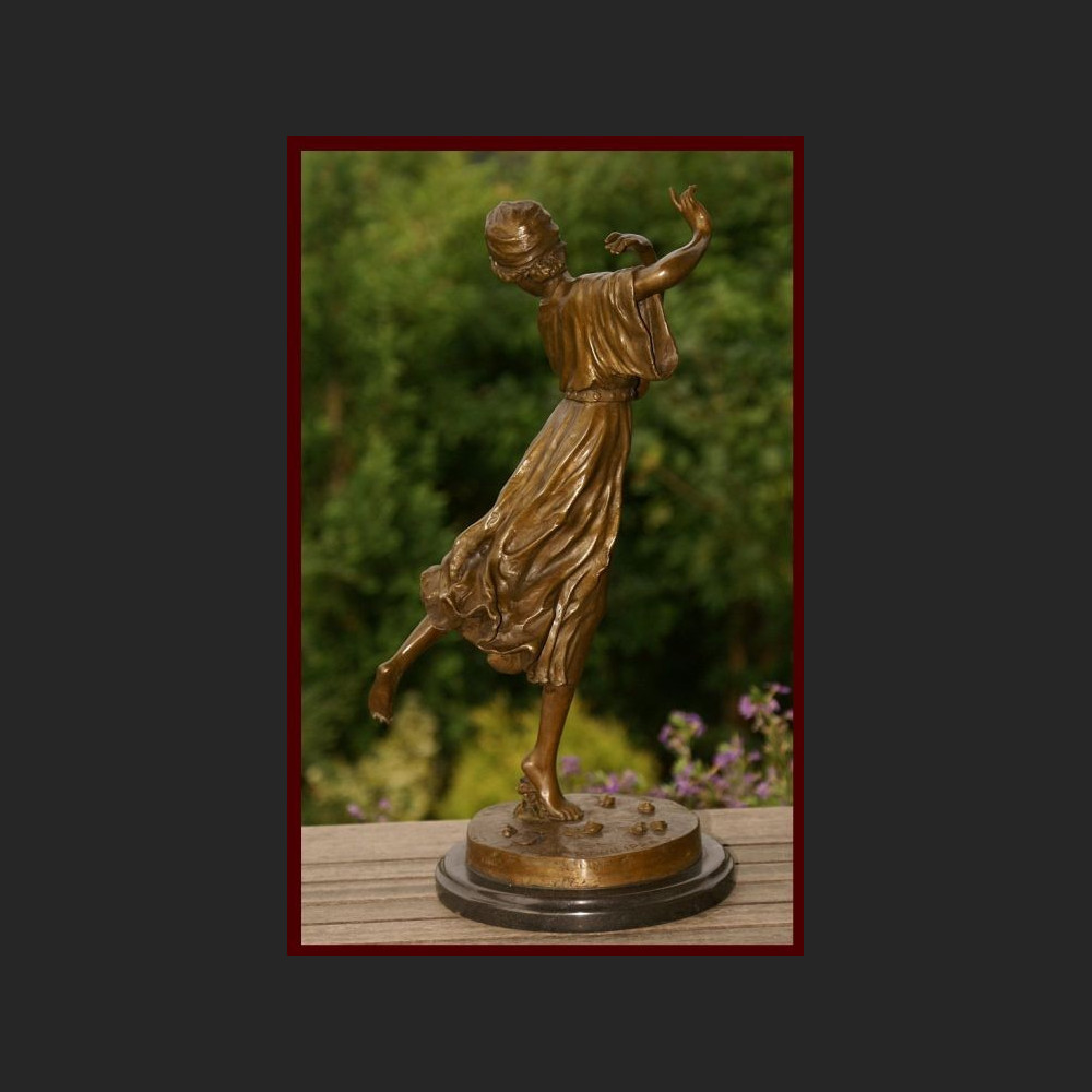 Figurka z brązu sygnowana Urocza tancerka