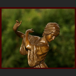 Figurka z brązu sygnowana Urocza tancerka