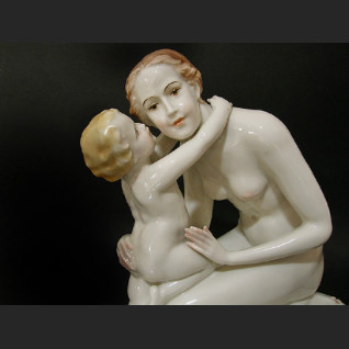 Figurka Rosenthal Macierzyństwo ok. 1936 r. proj. Karl Lysek  Figurka Rosenthal Macierzyństwo ok. 1936 r. proj. Karl Lysek