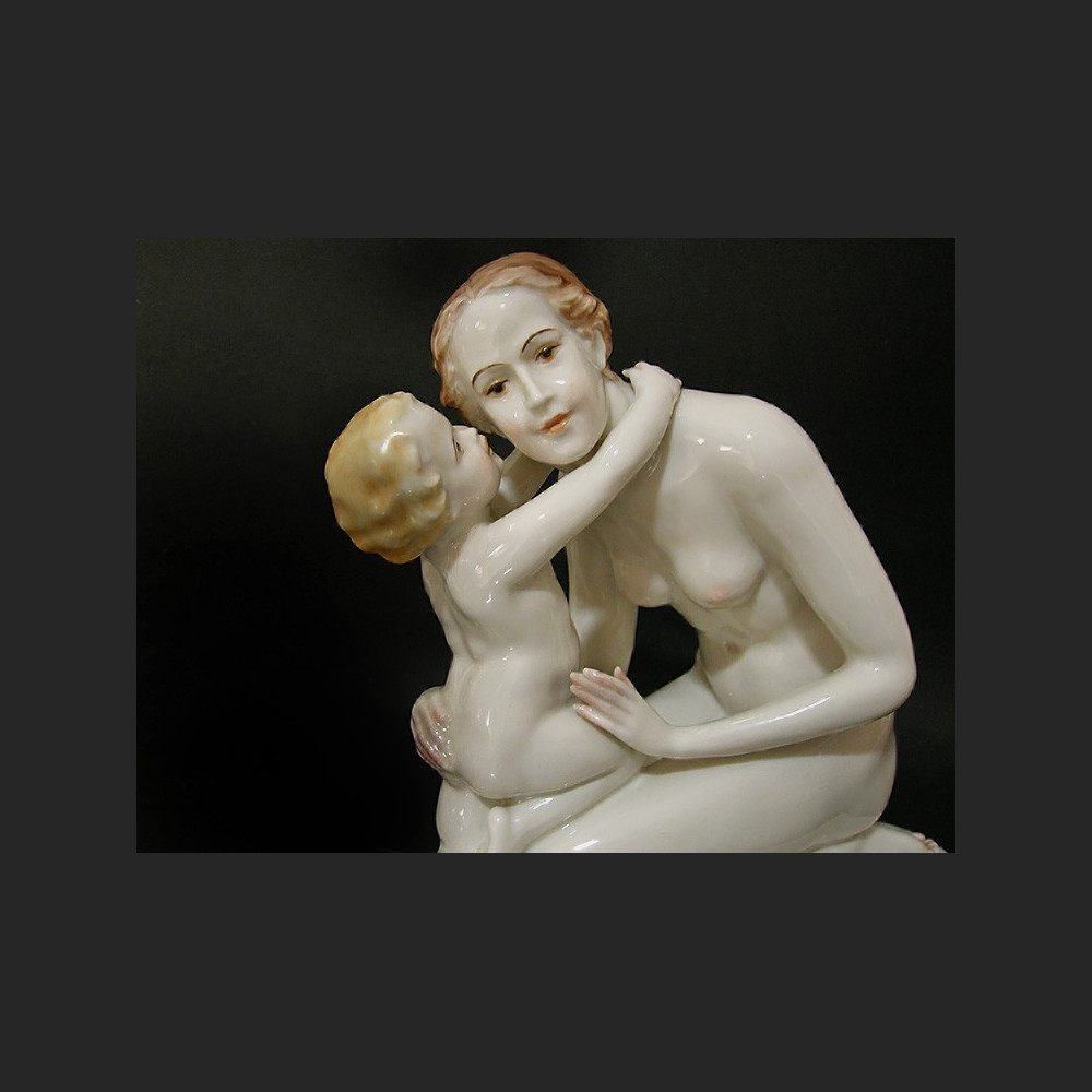 Figurka Rosenthal Macierzyństwo ok. 1936 r. proj. Karl Lysek  Figurka Rosenthal Macierzyństwo ok. 1936 r. proj. Karl Lysek