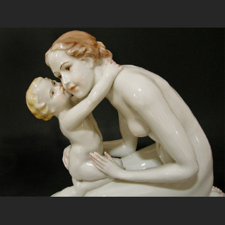 Figurka Rosenthal Macierzyństwo ok. 1936 r. proj. Karl Lysek  Figurka Rosenthal Macierzyństwo ok. 1936 r. proj. Karl Lysek