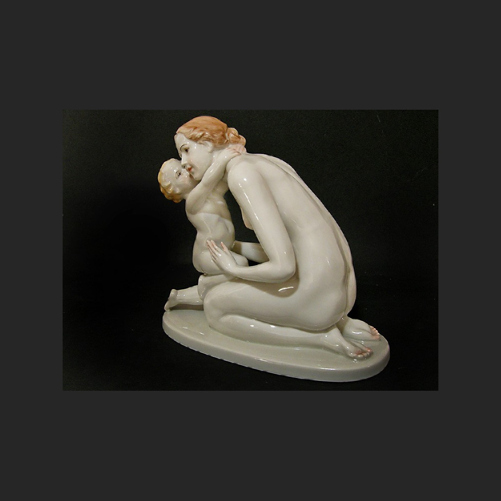 Figurka Rosenthal Macierzyństwo ok. 1936 r. proj. Karl Lysek  Figurka Rosenthal Macierzyństwo ok. 1936 r. proj. Karl Lysek
