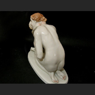Figurka Rosenthal Macierzyństwo ok. 1936 r. proj. Karl Lysek  Figurka Rosenthal Macierzyństwo ok. 1936 r. proj. Karl Lysek