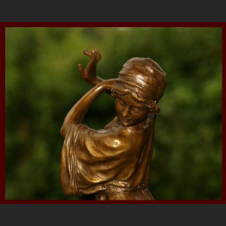 Figurka z brązu sygnowana Urocza tancerka