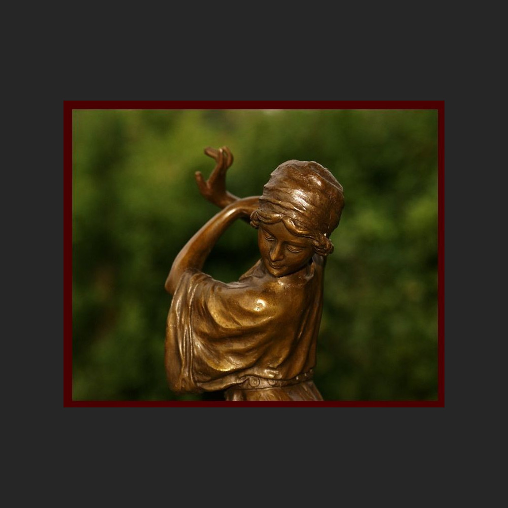 Figurka z brązu sygnowana Urocza tancerka