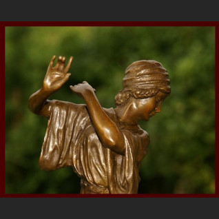 Figurka z brązu sygnowana Urocza tancerka